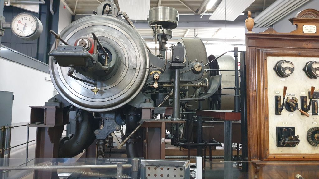 Große Dampfmaschine im Technikmuseum Sinzheim und Speyer. Sinnbild kreativer Ingenieursarbeit.