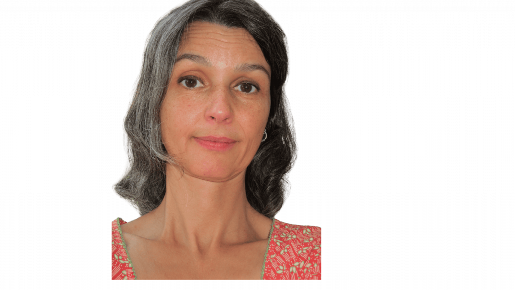 Chris Roth, Jobmentorin, schaut mit einem Blick, der bedeutet, dass man sich die Zahlen wirklich mal sacken lassen sollte.