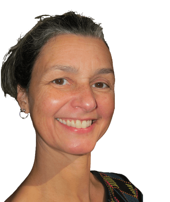 Berufliche Orientierung für Frauen in Führung. Das Bild zeigt eine Frau mit hochgesteckten dunklen Haaren, die in die Kamera lächelt.