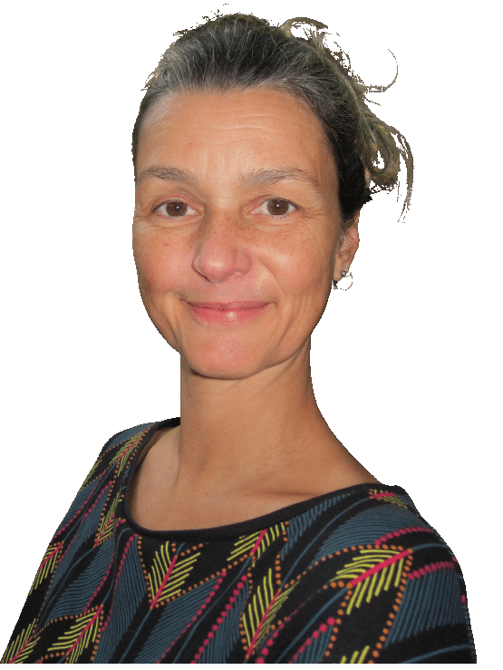 Mentoring Frauen Führung Job. Eine Frau mit dunklen hochgesteckten Haaren lächelt in die Kamera