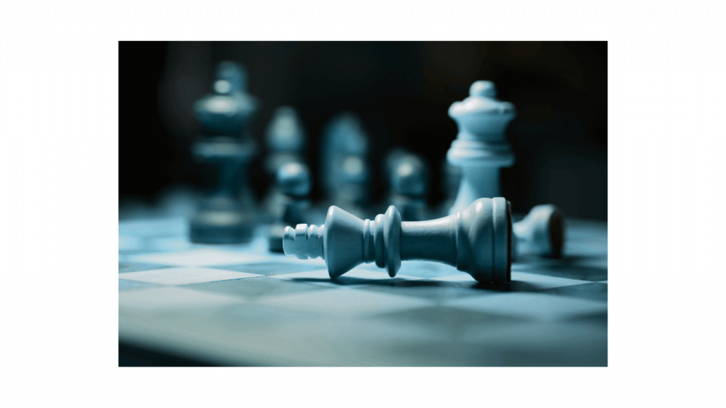 Detailaufnahme eines Schachspiels. Der König liegt. Kündigung: was tun, wenn man schachmatt ist?